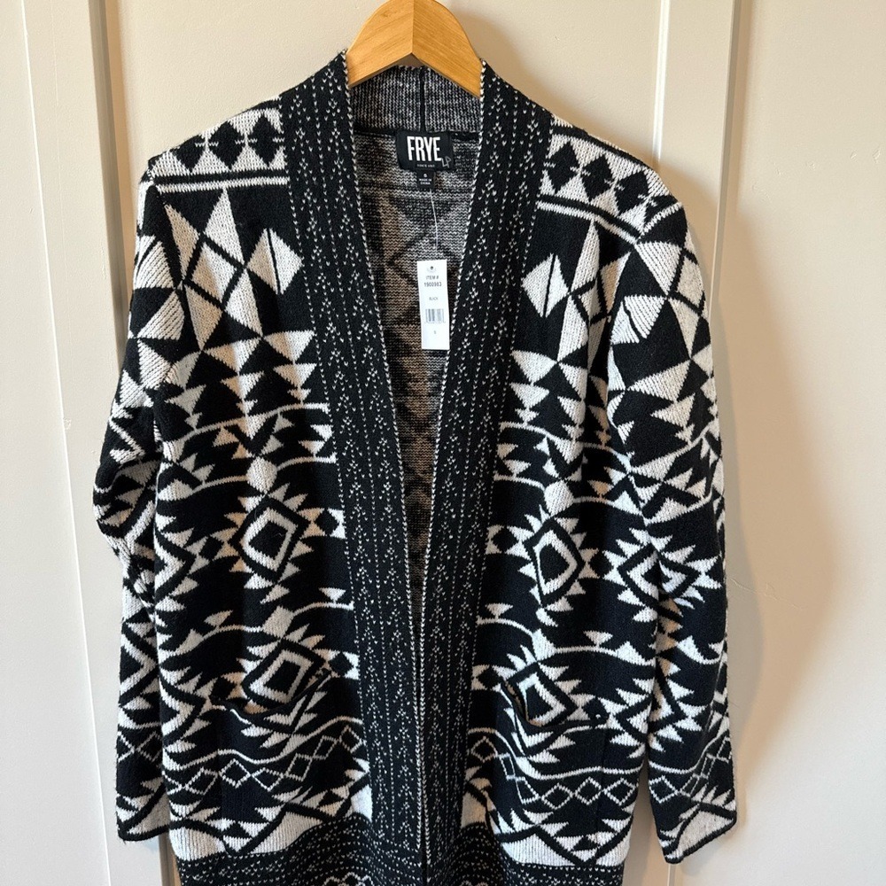 Frye Women's Sweater‎ Small NWT Black And White Pattern Pockets- Soft Cardigan